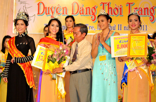 Yến Duy quê Bến Tre từng đăng quang Hoa Khôi duyên dáng thời trang năm 2010, từng học chuyên ngành du lịch của trường Cao đẳng Nguyễn Tất Thành, TP.HCM. Yến Duy quê Bến Tre từng đăng quang Hoa Khôi duyên dáng thời trang năm 2010, từng học chuyên ngành du lịch của trường Cao đẳng Nguyễn Tất Thành, TP.HCM.