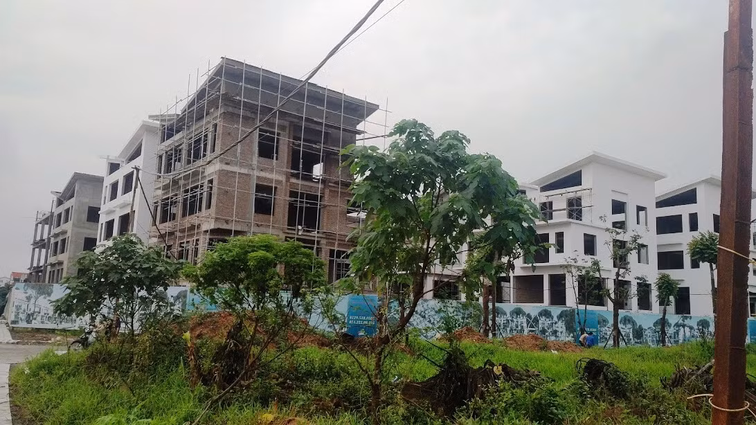 Cận cảnh khu Biệt thự Khai Sơn City bị Ủy ban nhân dân quận Long Biên phạt vì xây dựng không phép. (Ảnh: LC) Cận cảnh khu Biệt thự Khai Sơn City bị Ủy ban nhân dân quận Long Biên phạt vì xây dựng không phép. (Ảnh: LC)
