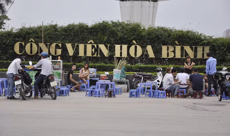Hình ảnh hàng quán khó coi ngay trước bộ mặt của công viên Hòa Bình.