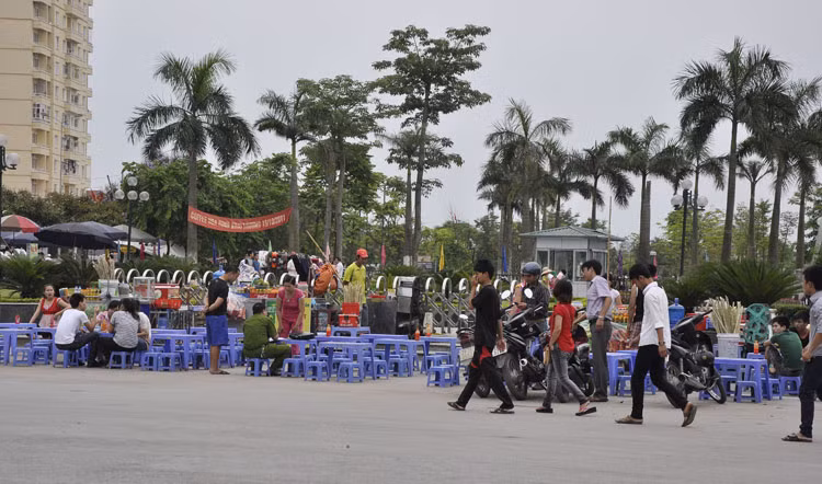 Muốn vào được cổng phải qua được hàng nước.