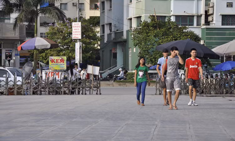 Việc các hàng quán mọc lên trái phép ở công viên Hòa Bình cần có sự vào cuộc xử lý của các cơ quan chức năng liên quan để bảo vệ công viên và để nơi đây thực sự là điểm vui chơi lành mạnh của nhân dân.