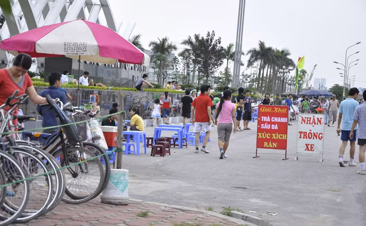 Hàng quán, người đi lại… đang dần bóp ngẹt không gian vui chơi giải trí lành mạnh nơi đây.