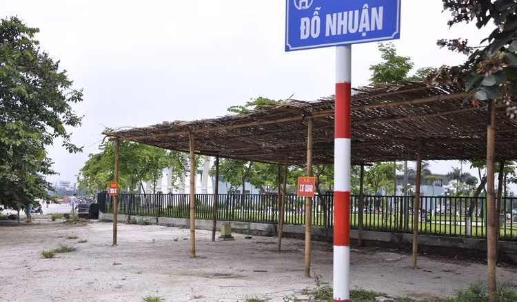Dựng lều trông xe ngay trên vỉa hè ở góc phố Đỗ Nhuận.