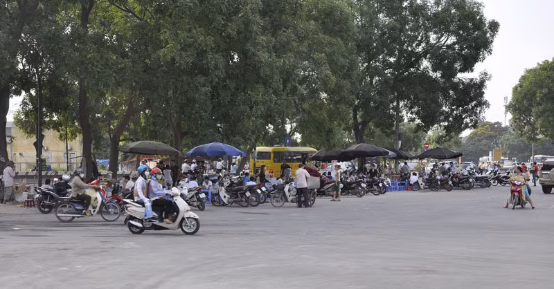 Hàng chục quán nước mọc san sát nhau tại ngã ba Phạm Văn Đồng – Đỗ Nhuận càng làm cho giao thông khu vực này trở nên nhốn nháo hơn.