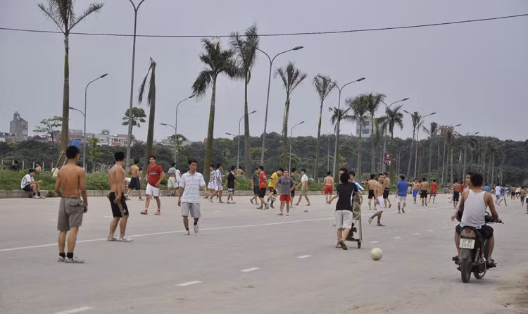 Mỗi buổi chiều có hàng trăm các bạn trẻ tập trung chơi thể thao ngay trên lòng đường (phía Tây- Nam công viên). Điều này rất dễ gây tai nạn cho người tham gia giao thông trên đường và cả người chơi thể thao.