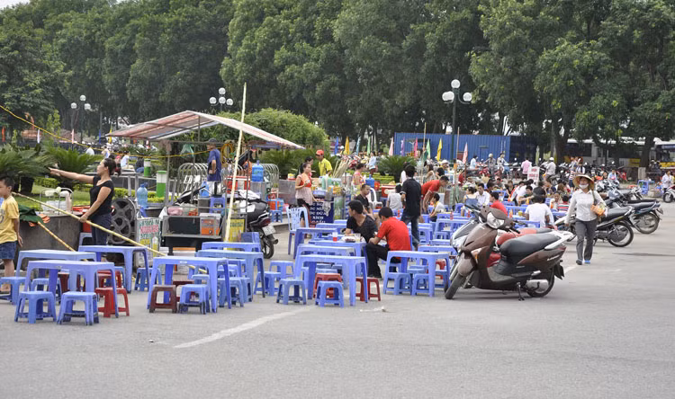 Các hàng quán mở đông nhất từ lúc 2h chiều đến 22h đêm và nhộn nhịp nhất từ 17h – 20h.