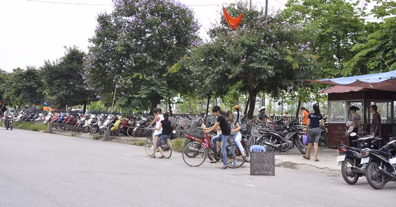 Các địa điểm gửi xe trái phép chiếm hết vỉa hè.