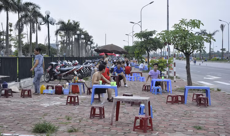 Vỉa hè phía tây cũng được chiếm đoạt để mở quán nước và bãi gửi xe.