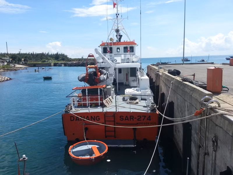 Tàu SAR 274 của Danang MRCC lên đường đi cứu nạn tàu cá bị tàu hàng đâm va. Ảnh Thùy Linh Tàu SAR 274 của Danang MRCC lên đường đi cứu nạn tàu cá bị tàu hàng đâm va. Ảnh Thùy Linh