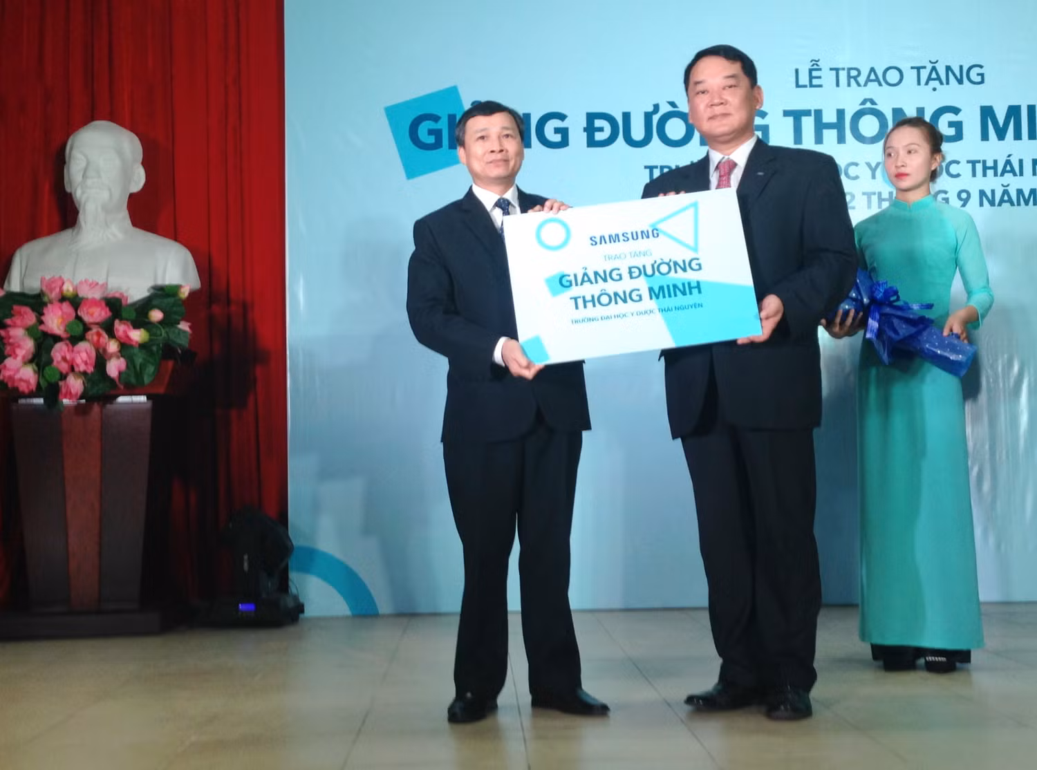 Ông Bang Woo Hyun, Phó Tổng Giám đốc phụ trách truyền thông đối ngoại của Tổ hợp Samsung Việt Nam (bên phải) trao tặng tượng trưng giảng đường thông minh cho PGS.TS. Nguyễn Văn Sơn, Hiệu trưởng Trường Đại học Y Dược Thái Nguyên.