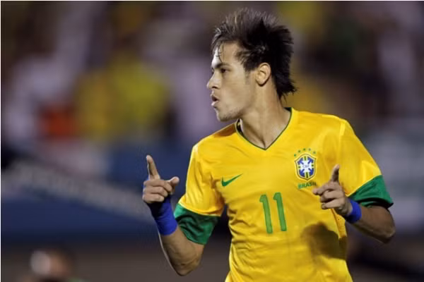 Năm nay 20 tuổi, anh đang được kỳ vọng sẽ trở thành một ‘Messi mới’ hoặc ‘Ronaldo mới’. Thế nên, sẽ tuyệt vời biết nhường nào nếu Neymar đá cặp tiền đạo với Messi.