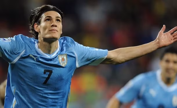 Edinson Cavani đang là chân sút thi đấu rất nổi bật ở Serie A. Phong cách chơi bóng của anh khác với Messi, nhưng có gì đó giống với Falcao. Tiền đạo người Uruguay sút tốt cả hai chân, khả năng không chiến cũng tuyệt vời.