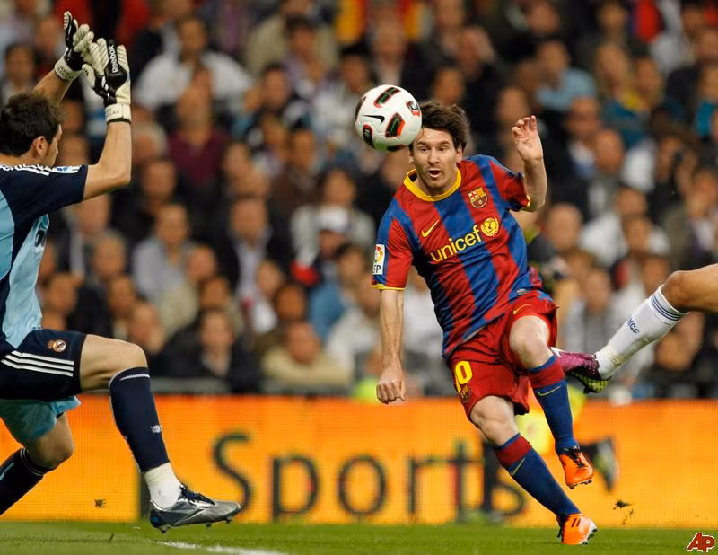 Messi luôn là "hung thần" của Casillas.