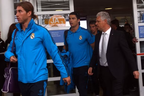 Thầy trò Mourinho có mặt ở Munich. Thầy trò Mourinho có mặt ở Munich.