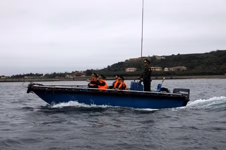 Các chiến sĩ tuần tra trên biển. Các chiến sĩ tuần tra trên biển.