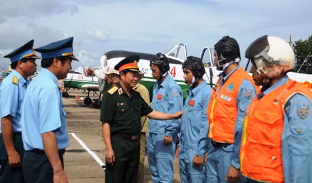 Thượng tướng Đỗ Bá Tỵ thăm học viên phi công Trung đoàn 920