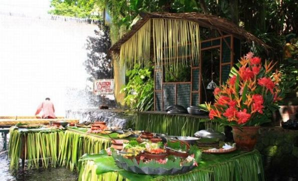 Các món ăn đặc sản được nhà hàng bày rất hấp dẫn.