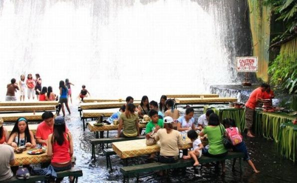 Chỉ khác ở đây là vừa ăn vừa ngâm chân dưới nước.
