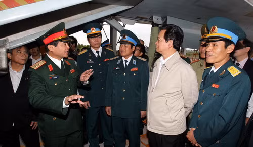 Cho rằng dù chúng ta sống trong hòa bình song nhiệm vụ xây dựng quốc phòng là hết sức quan trọng, Thủ tướng nhấn mạnh, lực lượng vũ trang nói chung, Trung đoàn Không quân 940 nói riêng phải cảnh giác và sẵn sàng chiến đấu cao.