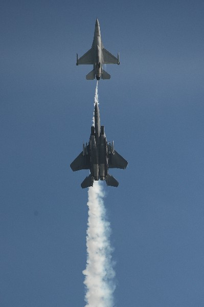 Chiếc F-16C (trên) và F-15SG (dưới) của Không quân Singapore thực hiện một màn bay nối đuôi thẳng đứng. Chiếc F-16C (trên) và F-15SG (dưới) của Không quân Singapore thực hiện một màn bay nối đuôi thẳng đứng.