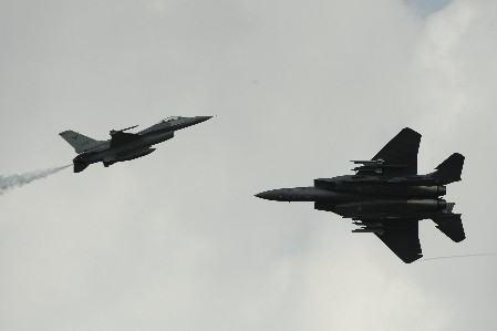 Chiếc F-16C (trái) bay chậm lại trong khi chiếc F-15SG "nghiêng cánh" bay với tốc độ cao hơn để thực hiện một màn bay xuyên ngược chiều. Chiếc F-16C (trái) bay chậm lại trong khi chiếc F-15SG "nghiêng cánh" bay với tốc độ cao hơn để thực hiện một màn bay xuyên ngược chiều.