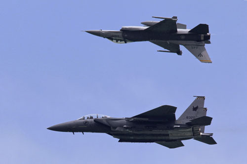 Chiến đấu cơ Singapore biểu diễn tại AS 2012 - Ảnh: Reuters