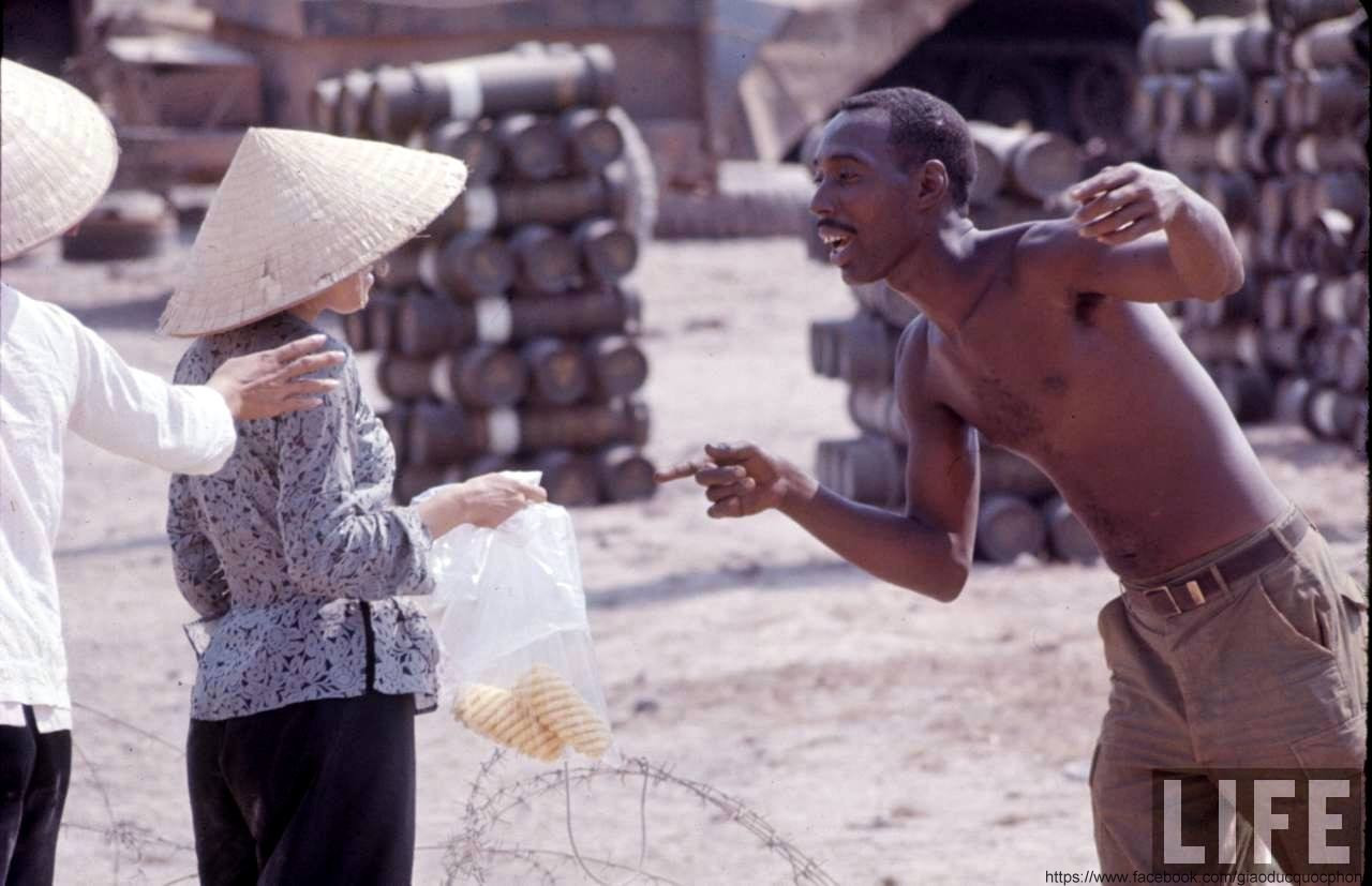 Trung đoàn Kỵ binh bọc thép số 11 của Lục quân Mỹ. ẢNH: Lính Mỹ mua đồ ăn của dân thường tại nơi đóng quân