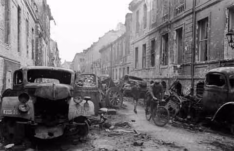 rwallstrasse, ở trung tâm Berlin, nơi chứng kiến một số trận chiến ác liệt nhất giữa quân Đức và quân Liên Xô vào mùa xuân năm 1945.