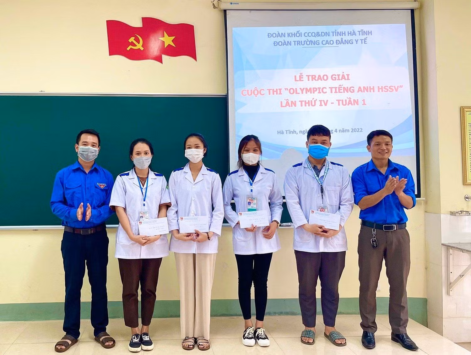 Thầy giáo Bá Chí Thanh (ngoài cùng bên phải) luôn cố gắng giúp đỡ các em sinh viên có kết quả học tập tốt nhất (Ảnh: NVCC).