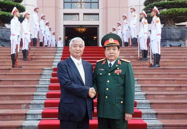 Từ ngày 5 đến ngày 6 tháng 11 năm 2015, Bộ trưởng Quốc phòng Nhật Bản Gen Nakatani thăm Việt Nam, trong chuyến thăm ông có ghé thăm vịnh Cam Ranh và hai bên đạt được thỏa thuận cho phép tàu chiến Nhật Bản tiếp cận vịnh Cam Ranh để tiến hành tiếp tế. Từ ngày 5 đến ngày 6 tháng 11 năm 2015, Bộ trưởng Quốc phòng Nhật Bản Gen Nakatani thăm Việt Nam, trong chuyến thăm ông có ghé thăm vịnh Cam Ranh và hai bên đạt được thỏa thuận cho phép tàu chiến Nhật Bản tiếp cận vịnh Cam Ranh để tiến hành tiếp tế.