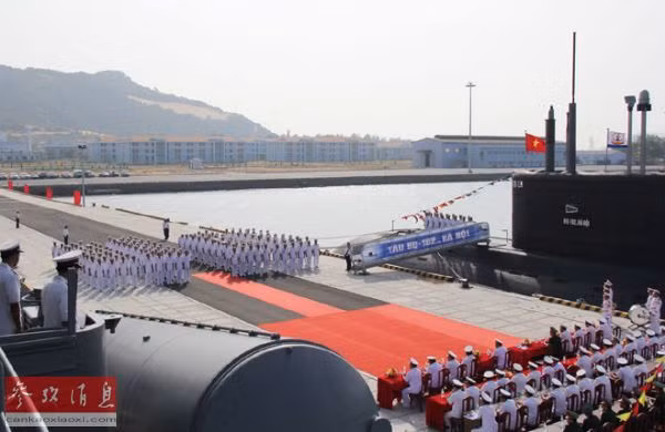 Hình ảnh lễ đón nhận tàu ngầm của Hải quân Nhân dân Việt Nam tại cảng Cam Ranh đăng trên tờ Tin tức Tham khảo, phụ san của Tân Hoa Xã.
