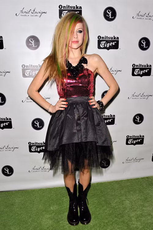 Avril Lavigne diện chiếc quá nhìn quá luộm thuộm lại riêm rúa Avril Lavigne diện chiếc quá nhìn quá luộm thuộm lại riêm rúa