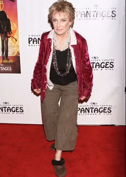 Cloris Leachman đứng trên thảm đỏ mà như trong nhà bếp Cloris Leachman đứng trên thảm đỏ mà như trong nhà bếp