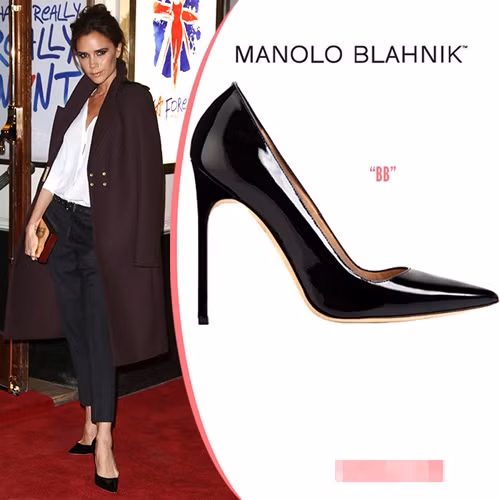 Vic thanh lịch với quần âu, áo khoác nỉ Burberry đi guốc mũi nhọn của Manolo Blahnik có giá 595 USD (hơn 12 triệu đồng)