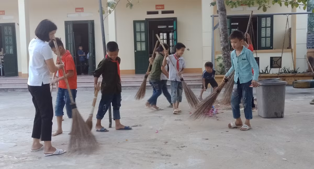 Bằng tình yêu thương của những thầy cô như cô Hợp đã giúp các em học sinh quên đi nỗi nhớ nhà để chăm lo học tập (Ảnh nhân vật cung cấp)