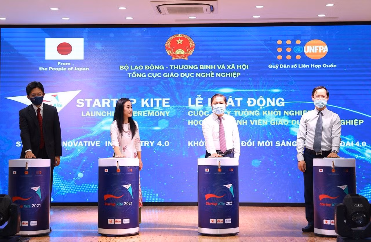 Các đại biểu nhấn nút khởi động cuộc thi năm 2021. Ảnh Tổng cục giáo dục nghề nghiệp