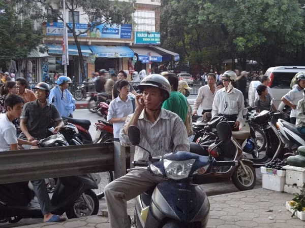 Tìm một bóng râm cũng khá là khó khăn với nhiều phụ huynh, do những ngày thi trời nắng to. ĐÁP ÁN TIẾNG ANH KHỐI A1, D1 HỆ CAO ĐẲNG 2012 - ĐÁP ÁN MÔN VĂN KHỐI C, D HỆ CAO ĐẲNG 2012 - ĐÁP ÁN MÔN SINH KHỐI B HỆ CAO ĐẲNG 2012 - ĐÁP ÁN MÔN VẬT LÝ KHỐI A, A1 HỆ CAO ĐẲNG 2012 - ĐÁP ÁN MÔN LỊCH SỬ KHỐI C HỆ CAO ĐẲNG 2012 - ĐÁP ÁN MÔN LỊCH SỬ KHỐI C HỆ CAO ĐẲNG 2012