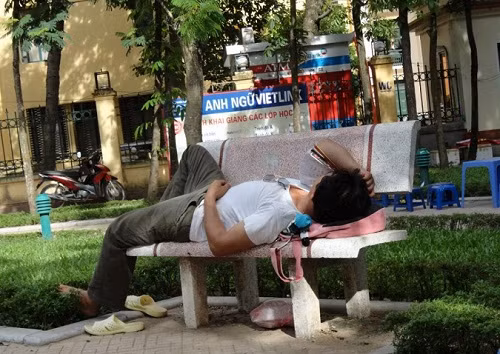 Đây là hình ảnh quá mệt mỏi nên nằm xoài xuống ghế đá của một phụ huynh vượt 40km đưa con đi thi từ sáng sớm. ĐÁP ÁN TIẾNG ANH KHỐI A1, D1 HỆ CAO ĐẲNG 2012 - ĐÁP ÁN MÔN VĂN KHỐI C, D HỆ CAO ĐẲNG 2012 - ĐÁP ÁN MÔN SINH KHỐI B HỆ CAO ĐẲNG 2012 - ĐÁP ÁN MÔN VẬT LÝ KHỐI A, A1 HỆ CAO ĐẲNG 2012 - ĐÁP ÁN MÔN LỊCH SỬ KHỐI C HỆ CAO ĐẲNG 2012 - ĐÁP ÁN MÔN LỊCH SỬ KHỐI C HỆ CAO ĐẲNG 2012