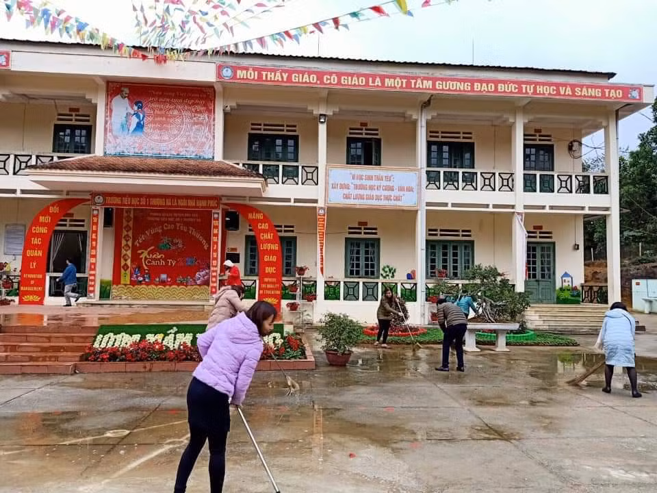 Học sinh được nghỉ học nhưng thầy cô vẫn đến trường dọn dẹp, vệ sinh trường lớp (Ảnh:Hoàng Hằng) Học sinh được nghỉ học nhưng thầy cô vẫn đến trường dọn dẹp, vệ sinh trường lớp (Ảnh:Hoàng Hằng)