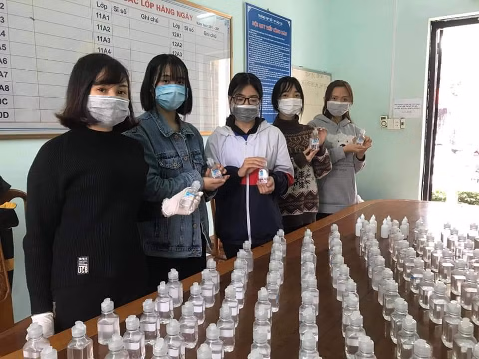 Cô giáo Trần Minh Hậu và nhóm học sinh trường Trung học Phổ thông số 1 Lào Cai trong chiến dịch pha chế nước rửa tay diệt khuẩn (Ảnh:Hoàng Hằng) Cô giáo Trần Minh Hậu và nhóm học sinh trường Trung học Phổ thông số 1 Lào Cai trong chiến dịch pha chế nước rửa tay diệt khuẩn (Ảnh:Hoàng Hằng)
