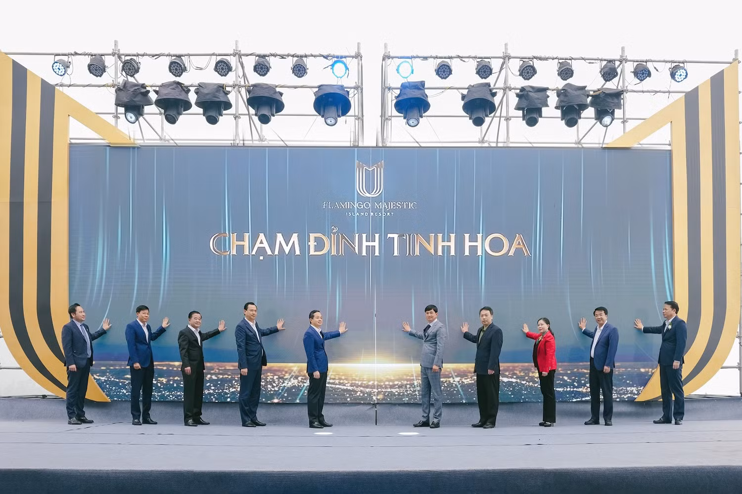 Các đại biểu thực hiện nghi thức khởi công dự án.