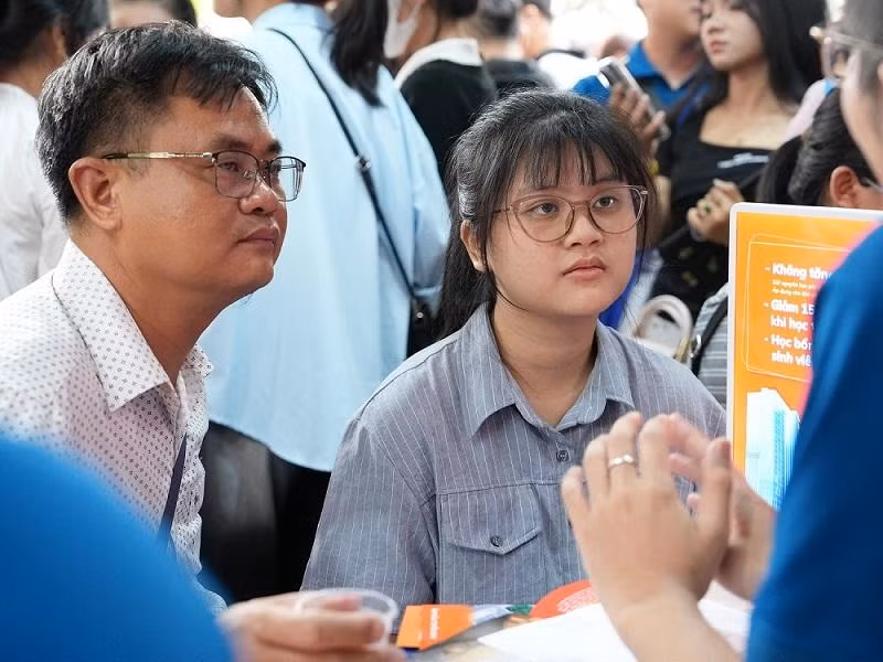 Nhiều phụ huynh tại ngày hội cho biết việc HUFLIT cam kết không tăng học phí trong suốt quá trình học cũng là điểm đáng chú ý, vì nhờ vậy gia đình và thí sinh có thể chủ động tính toán chi phí học đại học mà không lo lắng nhiều về việc phát sinh quá nhiều khoản ngoài dự toán.