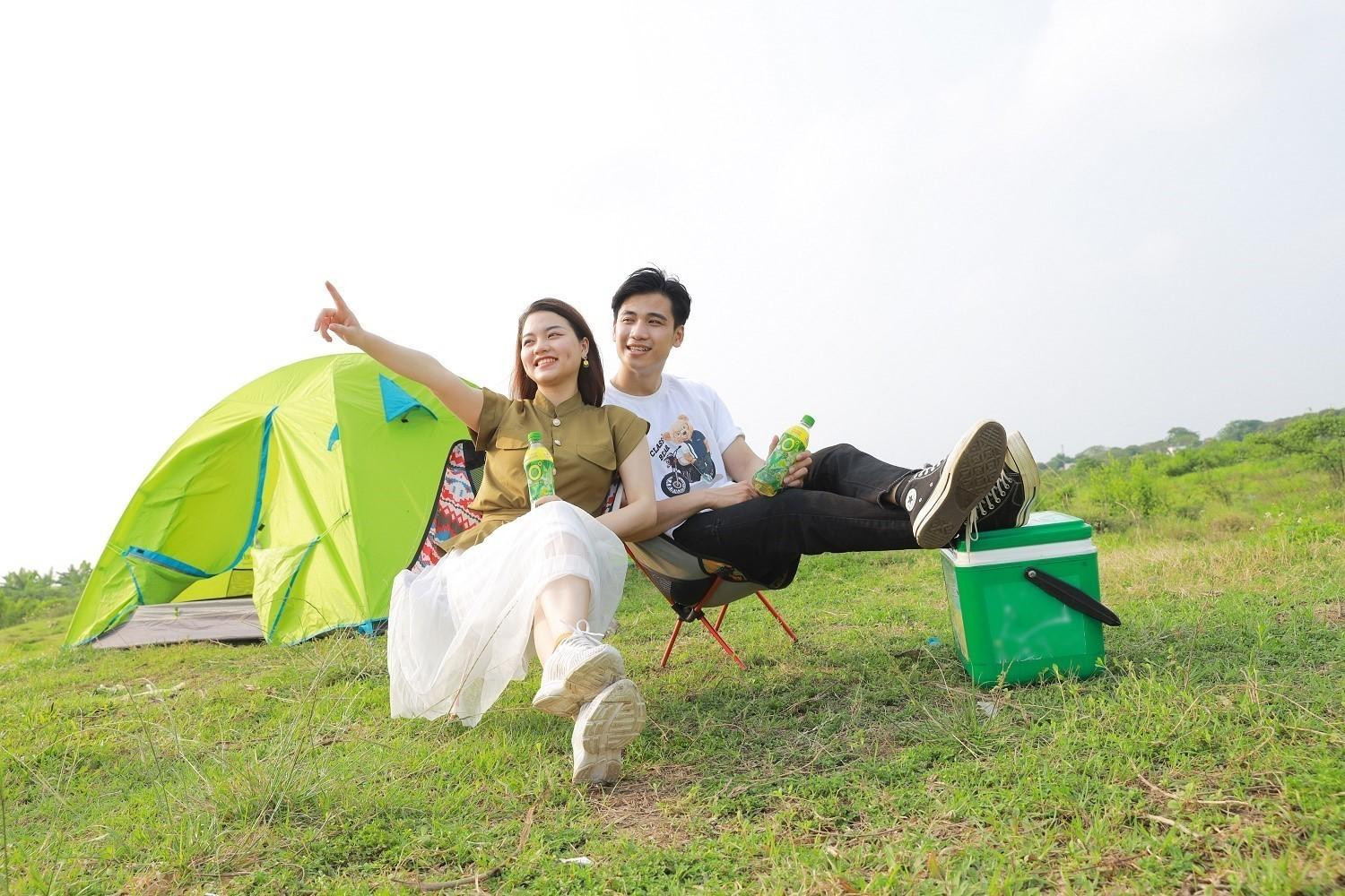 Trước những áp lực của công việc và thời tiết nắng nóng, nhiều người trẻ tìm về với thiên nhiên, thư thái thưởng thức những chai Trà Xanh Không Độ để xua tan căng thẳng mệt mỏi, giải nhiệt cuộc sống .