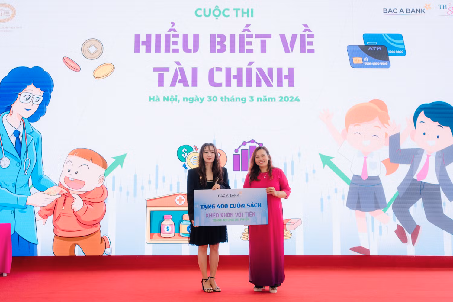 1. Bà Vũ Thu Hằng - Giám đốc Truyền thông BAC A BANK trao tặng 400 cuốn sách “Khéo khôn với tiền - Tránh những ưu phiền” tới các em học sinh TH School.JPG