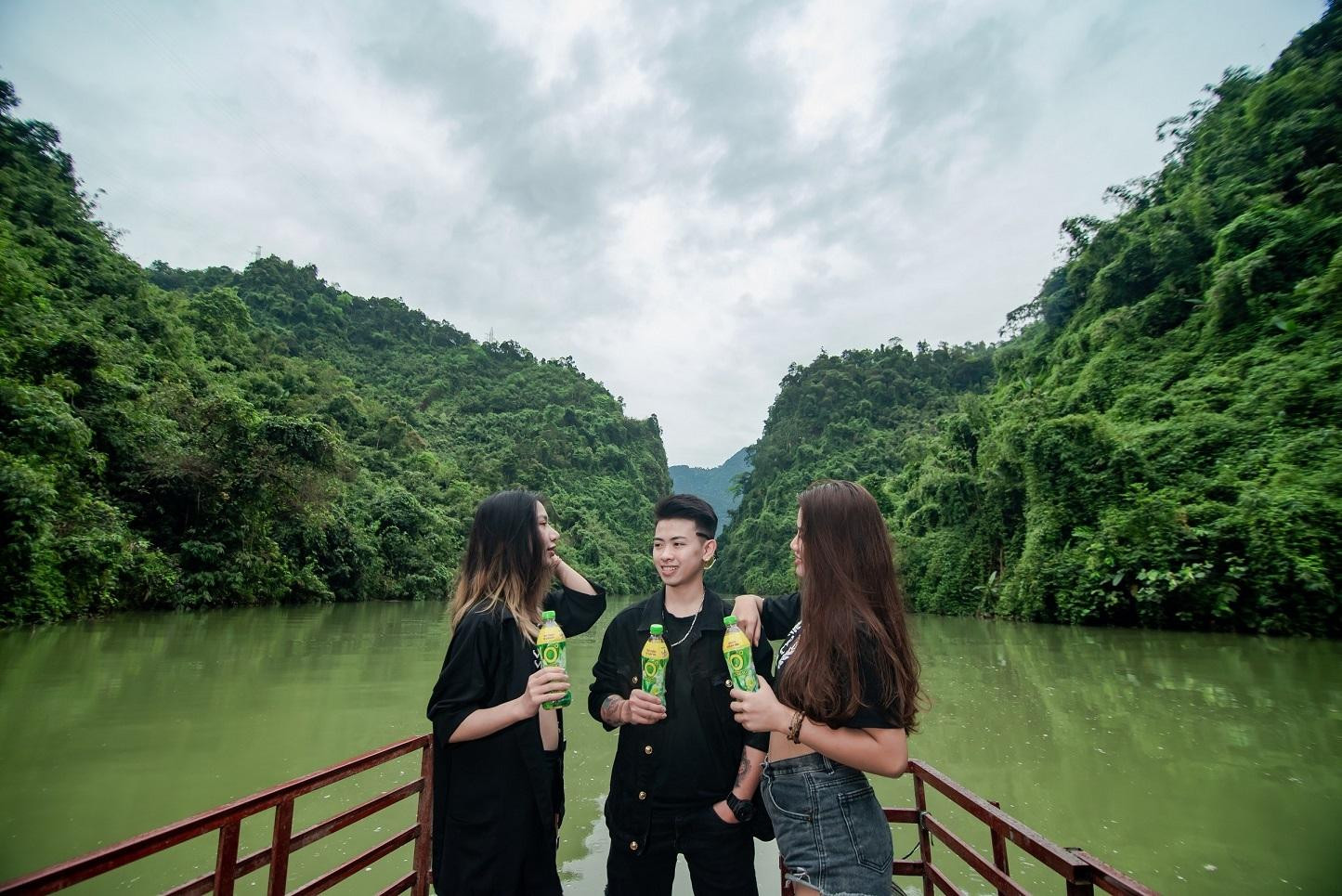 Thưởng thức những chai Trà Xanh Không Độ giữa thiên nhiên mát lành là cách người trẻ đặc biệt yêu thích để giải nhiệt cuộc sống ngày nắng nóng.