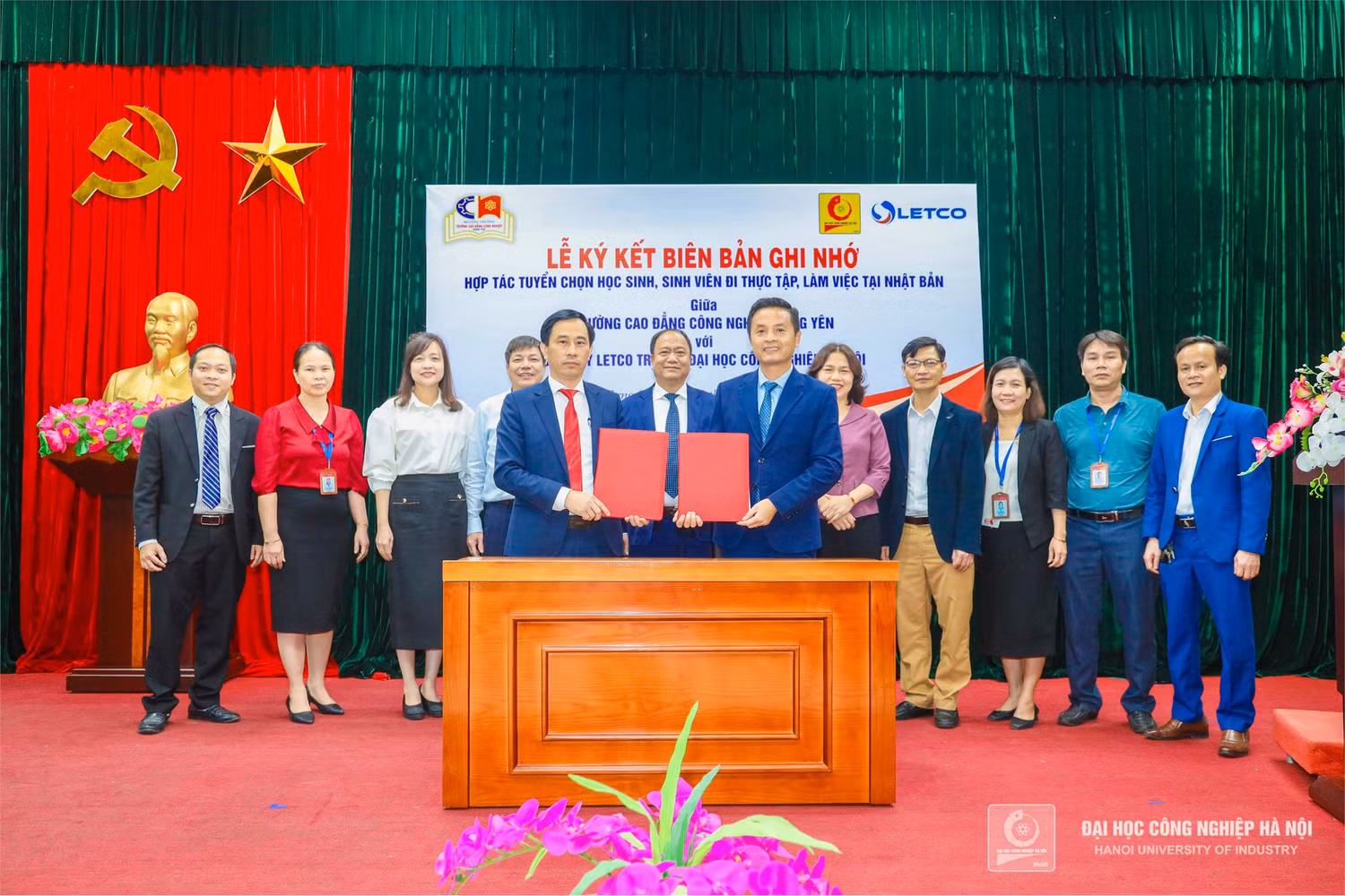 Hai bên thực hiện nghi thức ký kết biên bản ghi nhớ hợp tác.