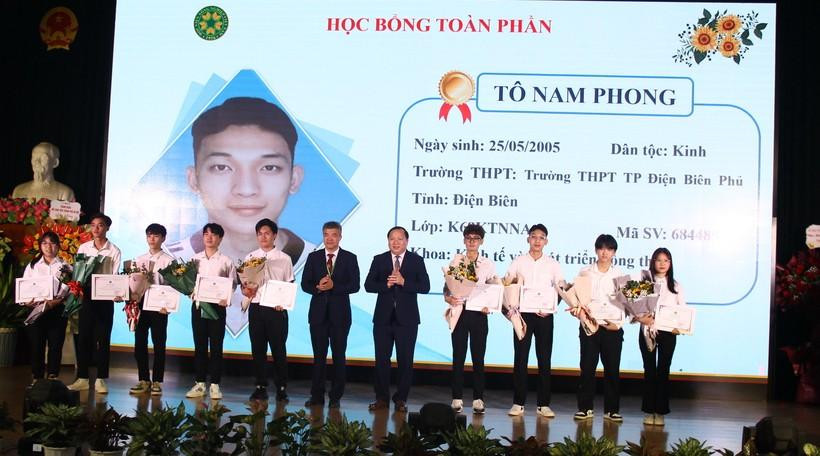 Vàng A Thanh (thứ 3 từ trái sang) nhận học bổng toàn phần tại Lễ khai giảng năm học 2023-2024 Vàng A Thanh (thứ 3 từ trái sang) nhận học bổng toàn phần tại Lễ khai giảng năm học 2023-2024