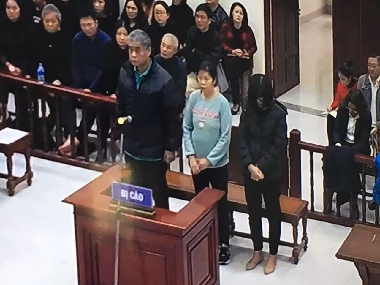 Bị cáo Phiến và Quy khai trước tòa về vụ việc liên quan đến cháu L. tử vong. Ảnh: Vũ Phương chụp màn hình.