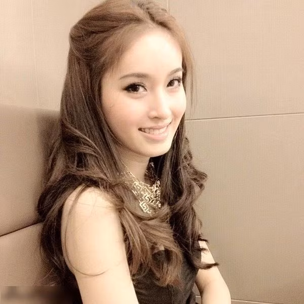 Cô có nụ cười rạng rỡ và phúc hậu Cô có nụ cười rạng rỡ và phúc hậu