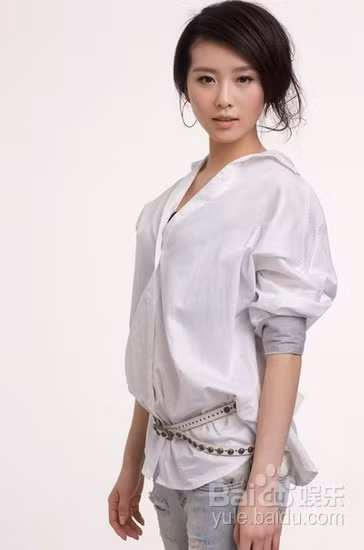Trẻ trung và thời trang với sơ mi trắng kết hợp với thắt lưng. Đã có thời, cô luôn bị cho là bản sao của Lưu Diệc Phi nhưng cô đã chứng tỏ cho khán giả thấy một Lưu Thi Thi có bản sắc riêng và hoàn toàn thuyết phục họ bằng chính năng lực diễn xuất của mình. Trẻ trung và thời trang với sơ mi trắng kết hợp với thắt lưng. Đã có thời, cô luôn bị cho là bản sao của Lưu Diệc Phi nhưng cô đã chứng tỏ cho khán giả thấy một Lưu Thi Thi có bản sắc riêng và hoàn toàn thuyết phục họ bằng chính năng lực diễn xuất của mình.